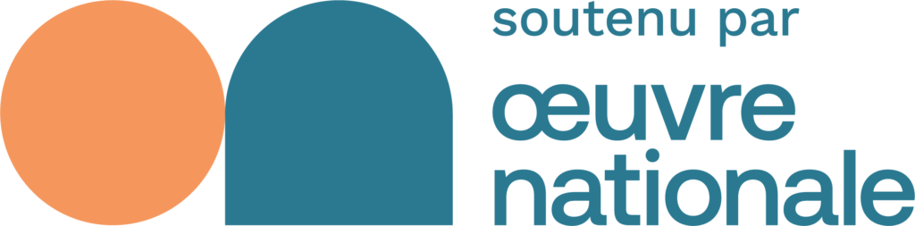 Logo avec un cercle orange et un arc bleu côte à côte, à côté d'un texte bleu indiquant soutenu par œuvre nationale sur un fond clair.
