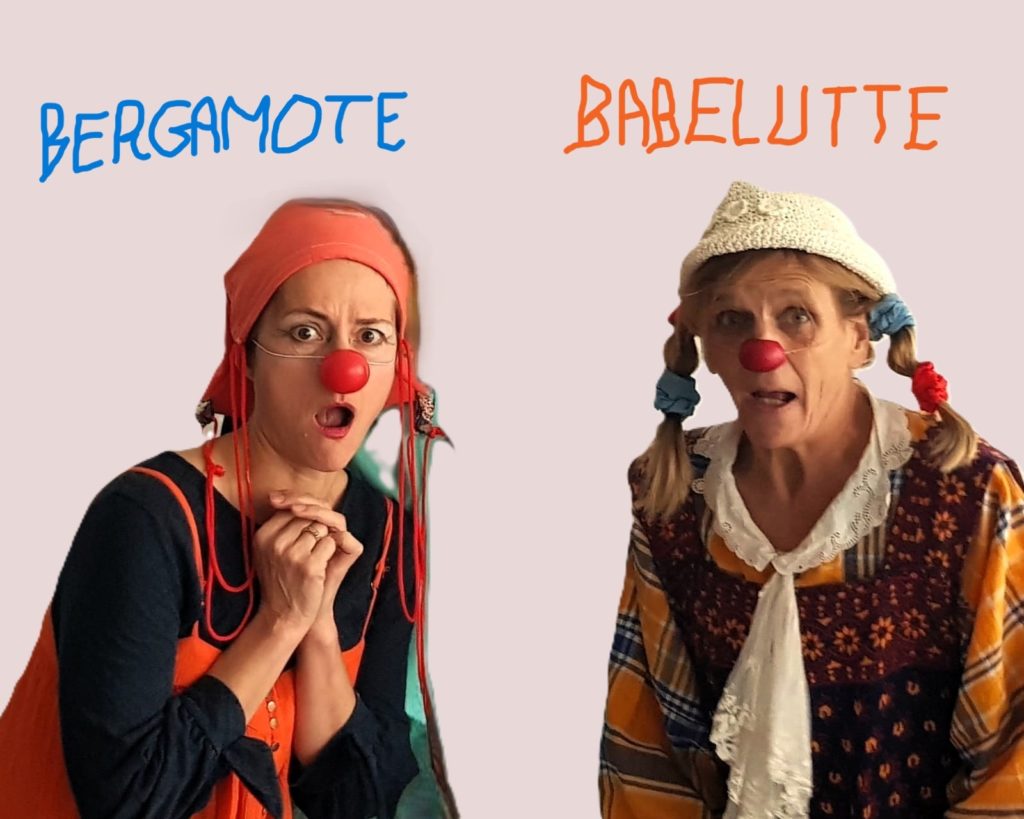 Deux femmes déguisées en clowns, chacune avec un nez rouge et des nattes. Celle de gauche, appelée Bergamote, porte un bonnet orange et a l'air surprise. Celle de droite, Babelutte, porte un chapeau en crochet et des vêtements en patchwork, l'air pensif.
