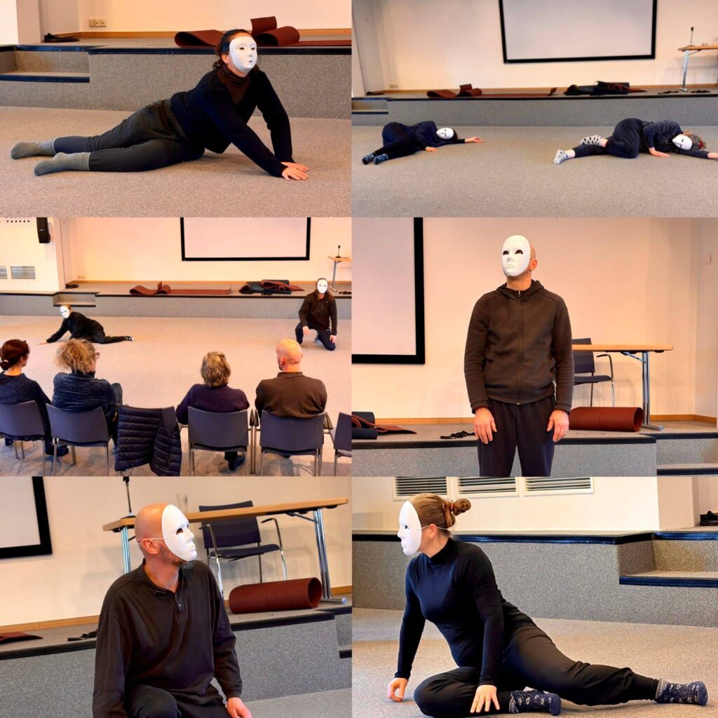 Un collage montre des personnes portant des masques blancs effectuant des mouvements expressifs sur le sol et debout dans une salle avec des chaises et un écran, tandis que quelques membres du public assis observent.