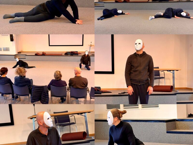 Un collage montre des personnes portant des masques blancs effectuant des mouvements expressifs sur le sol et debout dans une salle avec des chaises et un écran, tandis que quelques membres du public assis observent.
